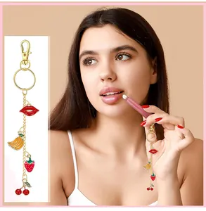 Detalle de llavero dorado con colgantes de frutas en esmalte de colores vibrantes