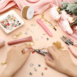Kit de creación de joyas DIY con dijes esmaltados, cadenas doradas y pinzas rosas
