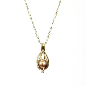 Goldenes Collier-Set mit hohlgeformtem Tropfenanhänger und eleganter Champagnerperle