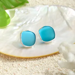 Ohrstecker aus hawaiianischem Meeresglas in Himmelblau mit mattem Finish und Silberrand