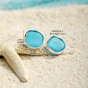Detailansicht der blauen Meeresglas-Ohrringe am Strand mit Maßen 1,4cm x 1,3cm
