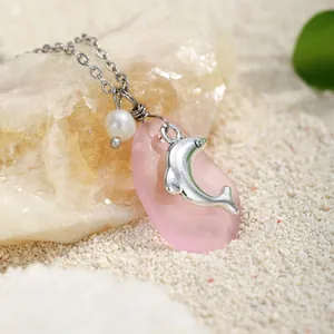 Collana marina minimalista con ciondolo a delfino, vetro marino rosa e perla bianca