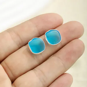 Hawaiianische Seeglas-Ohrstecker mit matter Aqua-Textur und Silber-Metallsockel