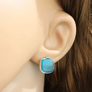 Minimalistische quadratische Seeglas-Ohrstecker mit Versilberung im Inselstil