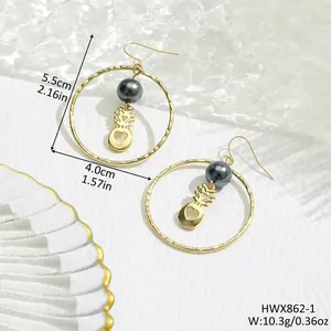 Boucles d'oreilles créoles martelées dorées avec perle grise et breloque ananas