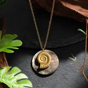 Gros plan d'un collier nautile doré sur roche avec nacre naturelle irisée