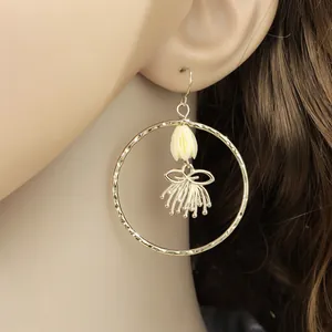 Boucles d'oreilles créoles dorées avec perles tulipes et pompons en métal texturé