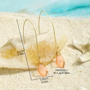 Detailmaße der orangefarbenen Seeglas-Ohrhänger mit Golddrahtwicklung auf Sand