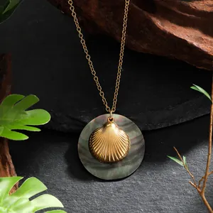 Vue macro détaillée du pendentif en nacre naturelle sur un collier en or vintage