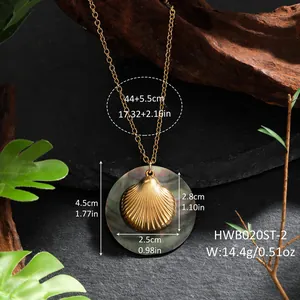 Vue détaillée du collier océan doré avec pendentif en coquillage et nacre foncée