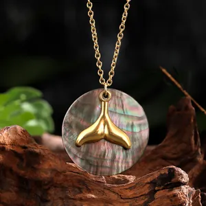 Collier pendentif queue de baleine doré vintage avec nacre irisée sur base en bois