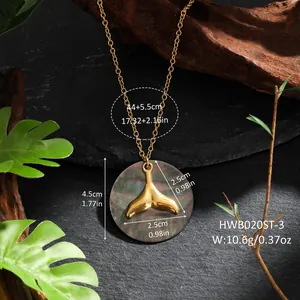 Vue macro du pendentif en nacre avec détail de queue de poisson dorée