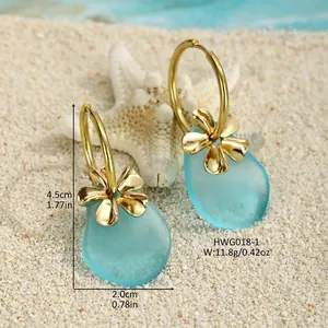 Detailansicht der Meerglas-Ohrringe mit goldenen Blumen und 4,5 cm Größenangaben