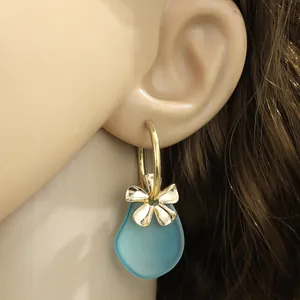 Elegante Meerglas-Ohrhänger mit goldenen Blumenanhängern und blauen matten Wassertropfen