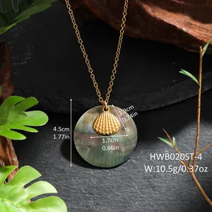 Détail du pendentif en nacre naturelle avec coquillage doré sur chaîne minimaliste