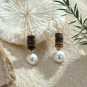 Böhmisches Schmuckset mit Kokosnussschalen-Perlen und Perlen auf weißem Sandstrand