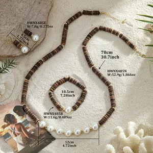 Boho-Schmuckset-Detail mit Kokosnussschalen-Perlen und goldenen Akzenten im Sand