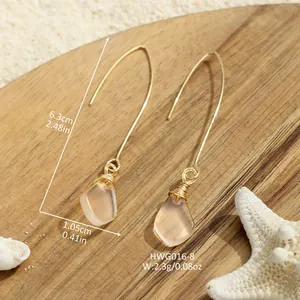 Detailansicht handgefertigter Meerglas-Ohrringe in Gold mit Größen- und Gewichtsangaben