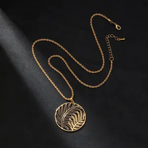 Conjunto de joyas de lujo en aleación dorada con collar redondo calado y pendientes