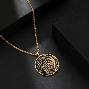Collar de lujo dorado con colgante de hoja de palmera calada y cadena estilo cordón
