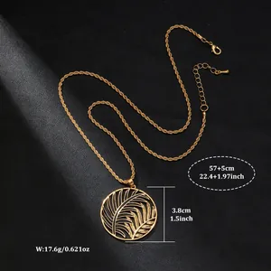 Detalles de tamaño del collar con colgante de hoja de palma dorada sobre cuero negro fino