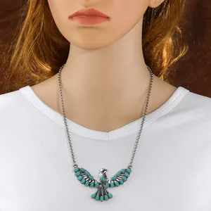 Vintage Adler Anhänger Kette mit Türkissteinen auf Silberkette an einem Modell