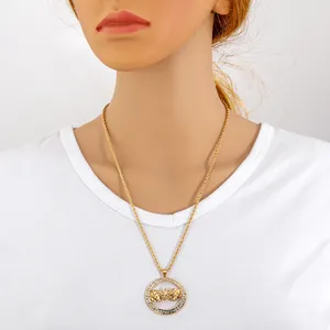Collar dorado con colgante de palmera, detalles de cristal y cadena de cuerda para mujer