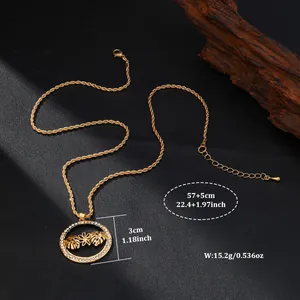 Vista de detalle del collar con colgante de hoja monstera dorada y strass en madera
