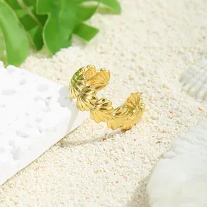 Anello regolabile in acciaio inossidabile dorato con motivi di conchiglie sulla spiaggia