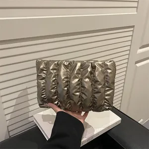 Pochette trapuntata metallizzata color champagne con strisce verticali imbottite