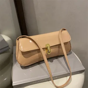 Borsa baguette retrò in vernice albicocca con chiusura dorata e tracolla sottile