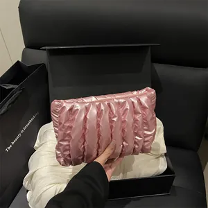 Borsa da trucco trapuntata rosa con finitura in raso lucido e grande capacità interna