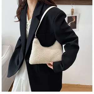 Borsa hobo chic in pile beige da donna caratterizzata da un design a mezza luna minimalista