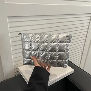 Trousse à maquillage matelassée argentée chic pour femme avec finition métallique