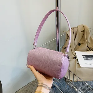 Elegante borsa a cilindro glitterata rosa con sottile tracolla a catena da donna