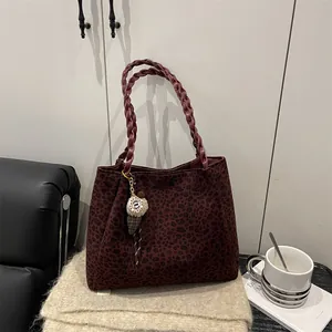 Grand sac cabas léopard bordeaux avec poignées tressées et charm décoratif pour femme