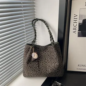 Sac fourre-tout chic à imprimé léopard avec anses tressées vertes et breloque en peluche