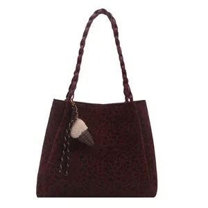 Grand sac cabas bordeaux à imprimé léopard avec anses tressées et charm sorbet