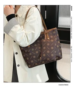 Détails du grand sac cabas imprimé vintage avec pochette et motif doré