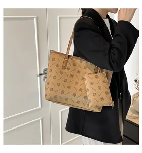 Détail du sac cabas vintage avec motifs trèfles et une pochette intérieure assortie incluse