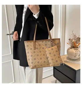 Détail du grand cabas kaki imprimé trèfles avec sa pochette zippée assortie