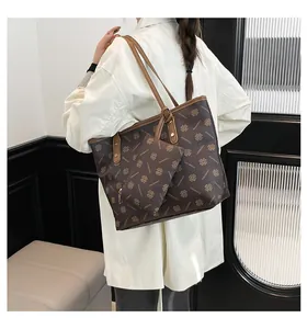 Détail du cabas vintage avec motif floral et pochette assortie portée à l'épaule