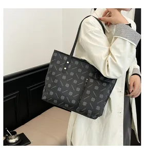 Détail d'un sac cabas noir imprimé avec une pochette assortie pour les déplacements quotidiens