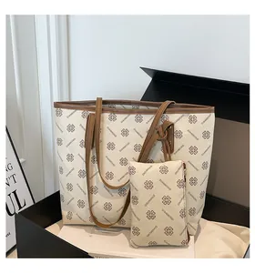 Détail de l'ensemble cabas vintage avec pochette zippée assortie en blanc et marron