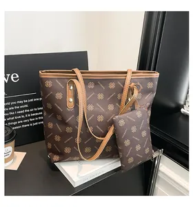 Détail du sac cabas vintage avec pochette assortie et finitions soignées en cuir synthétique