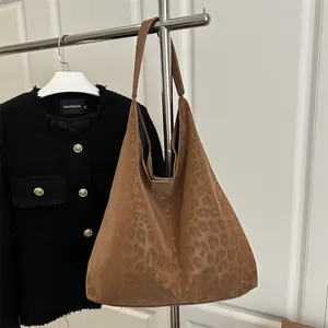 Grand sac à bandoulière hobo pour femme avec imprimé léopard et texture douce pour l'automne