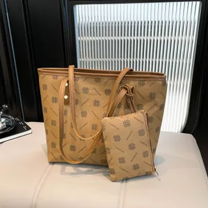 Grand sac cabas marron vintage avec imprimé trèfle et pochette sur siège blanc
