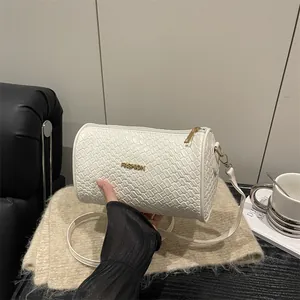 Witte Boston tas met geweven textuur en goudkleurig Fashion-logo met lederen riem