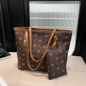 Ensemble cabas vintage 2025 marron imprimé avec une petite pochette assortie chic