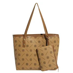 Ensemble grand sac cabas rétro et pochette assortie en cuir marron classique